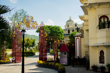 Fototapeta na wymiar the beautiful architecture of udaipur city palace