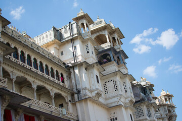 the beautiful architecture of udaipur city palace