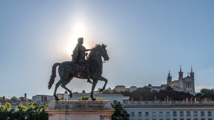 Obraz premium Statue de Louis XIV sur la place Bellecour et Fourvière à Lyon