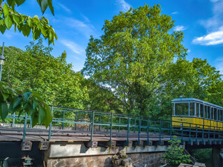 Standseilbahn Dresden, Sachsen, Deutschland - Die Standseilbahn am Streckenabschnitt Höhe Rietschelweg in Loschwitz, Dresden, Sachsen, Deutschland.