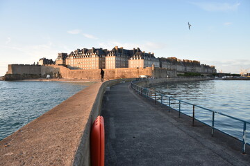 Obraz premium saint-malo, digue, remparts, beauté, soleil