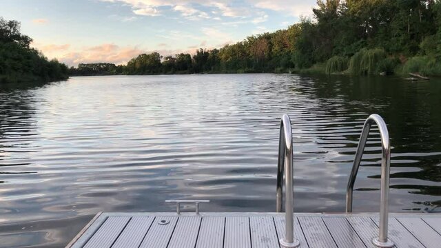 Blick vom Bootsteg &uuml;ber einen Teich