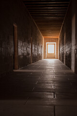 pasillo con entrada a los costados y una ventana al fondo 