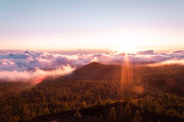 Puesta de sol sobre una montaña cercana a El Teide