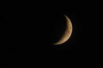 Księżyc na czarnym tle nieba © Micha