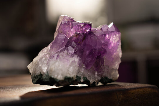primer plano de piedra amatista violeta sobre madera