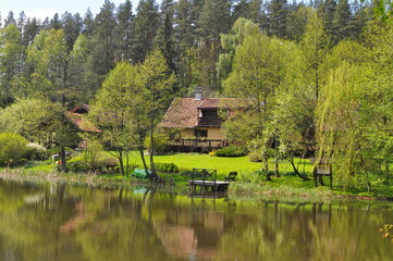 Dom nad rzeką.