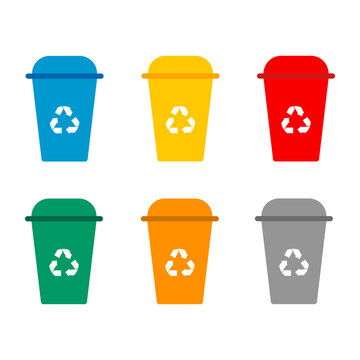 Conjunto de tachos de basura de reciclaje. Colores del reciclaje. Ilustraci&oacute;n vector estilo plano