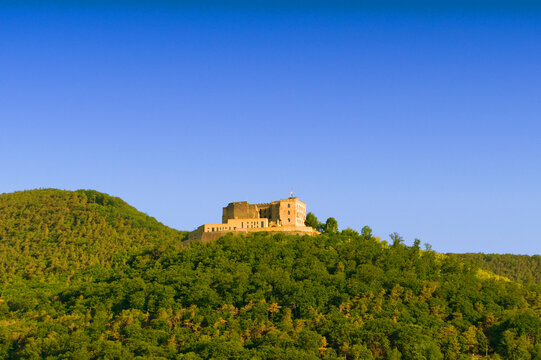 Hambacher Schloss im Fr&uuml;hsommer bei blauem Himmel