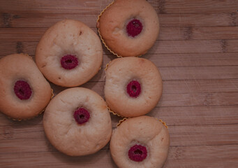 
baked muffins stuffed with raspberries - obrazy, fototapety, plakaty