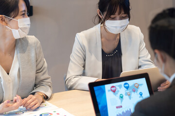 マスクをつけたビジネスマン