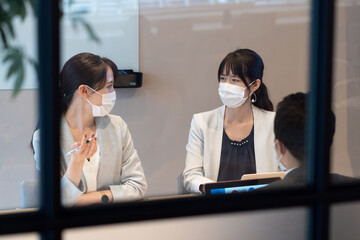 マスクをつけたビジネスマン