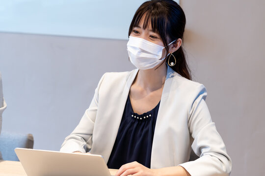 マスクをつけたビジネスマン - Powered by Adobe