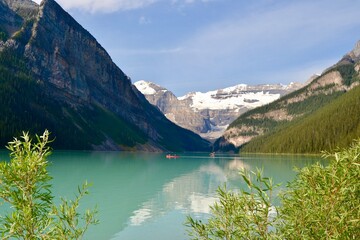 Fototapeta na wymiar Beautiful blue Lake Louise in the Canadian Rockies, Alberta Canada