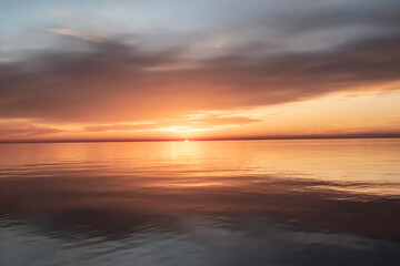 Fototapeta na wymiar Sunrise over the water