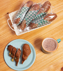 buen desayuno de chocolate y pan