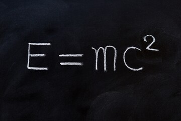 Fórmula de la relatividad general de einstein escrita con tiza en la pizarra