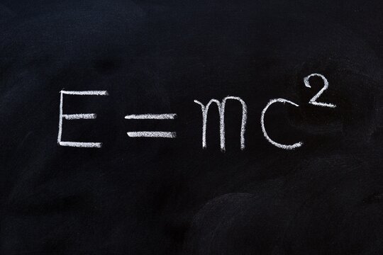 F&oacute;rmula de la relatividad general de einstein escrita con tiza en la pizarra