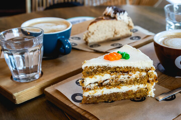 Tarta de zanahoria con café