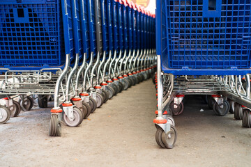 Ruedas de carros de la compra azules