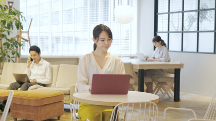 シェアオフィスで働く人々