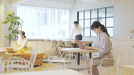 シェアオフィスで働く人々