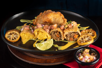 empanadas de carne y aji de gallina