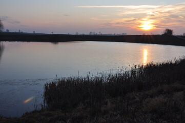 Zachód słońca nad jeziorem