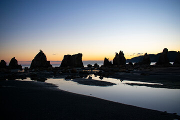 朝焼けの橋杭岩