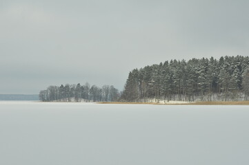Jezioro zimą. Okolice Szczytna. Polska - Mazury - Warmia. © Rafa