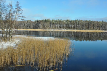 Jezioro zimą. Polska - Mazury - Warmia.