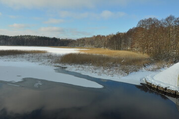 Zima. Zamarźnięte jezioro. Polska - Mazury - Warmia.
