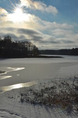 Zima. Zamarźnięte jezioro. Polska - Mazury - Warmia. © Rafa