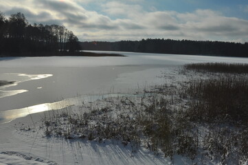 Zima. Zamarźnięte jezioro. Polska - Mazury - Warmia. © Rafa