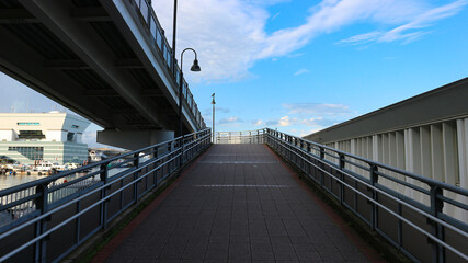 横浜　開港の道から見える青空