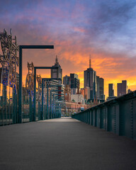 Naklejka premium Wibrujący australijski wschód słońca w mieście Melbourne z mostu Sandridge