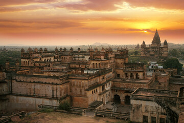 Fototapeta premium Beautiful view of Orchha Palace Fort, Raja Mahal from jahangir mahal, Orchha, Madhya Pradesh