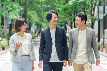 男女　ビジネス　オフィスカジュアル　笑顔