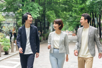 男女　ビジネス　オフィスカジュアル　笑顔