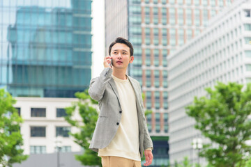 男性　スマートフォン　ジャケット　ビジネス