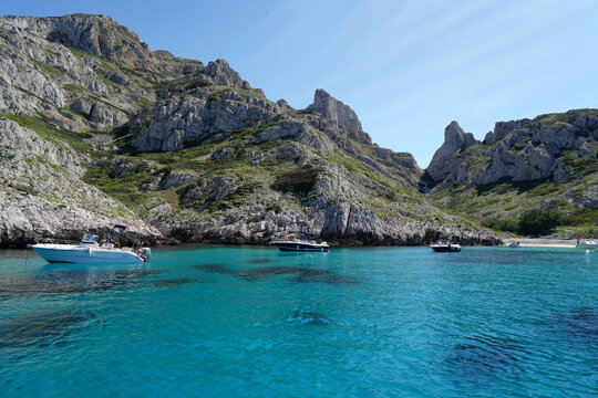 Calanque pr&egrave;s de Marseille par temps calme, mer bleue, ciel bleu, crique. Photo prise d'un bateau au mouillage