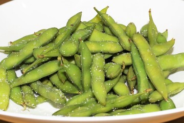 塩茹でした枝豆