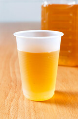 プラスチックコップに入れたお茶