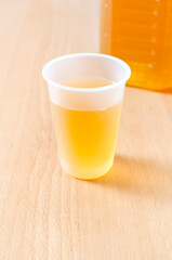 プラスチックコップに入れたお茶