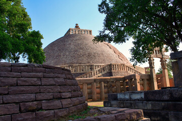 Fototapeta na wymiar The Great Sanchi Stupa, Buddhist Architecture at sanchi, Madhya Pradesh, India