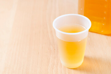 プラスチックコップに入れたお茶