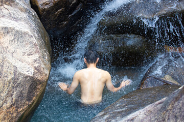 Soak mountain spring water between streams in summer to escape the heat