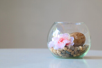 Fototapeta na wymiar easter egg in a glass with flowers