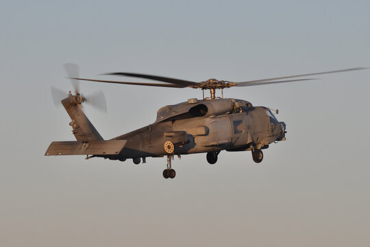 HELIC&Oacute;PTERO SH-60 ATERRIZANDO