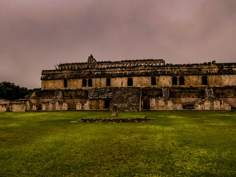 grabados mayas de dioses y dios de la lluvia en la ciudad maya de kabah y labna